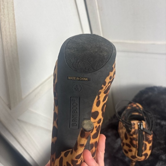 Leopard Print Women's Shoes with Black Straps - Picture 6 of 6